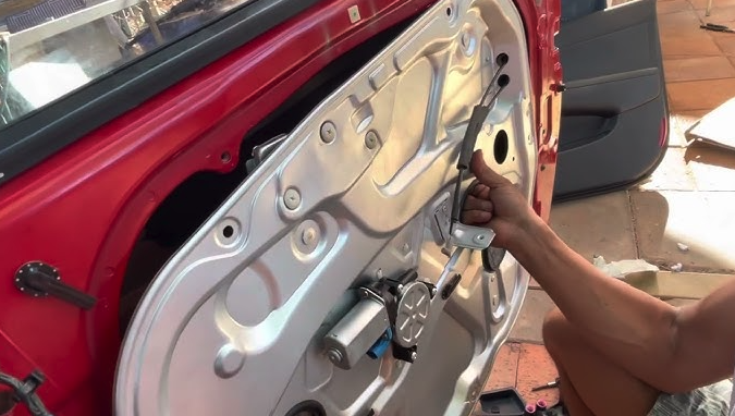 The Hyundai i30 window regulator sits behind the interior door card and is bolted precisely to the door frame.